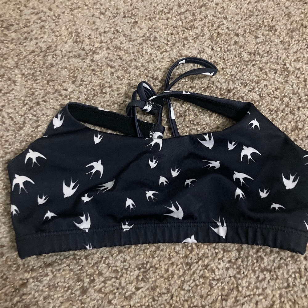Bird sport top. Black and white